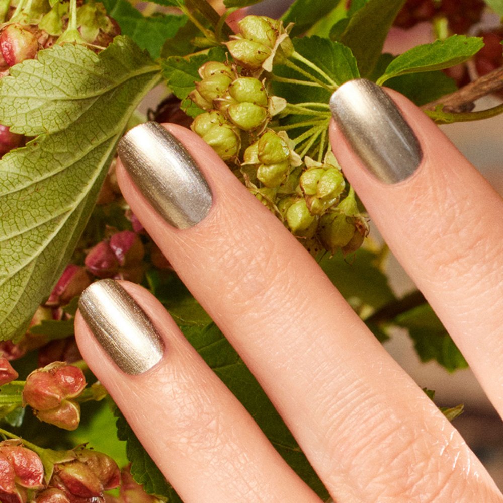 Manucurist Green Metallic na paznokciach