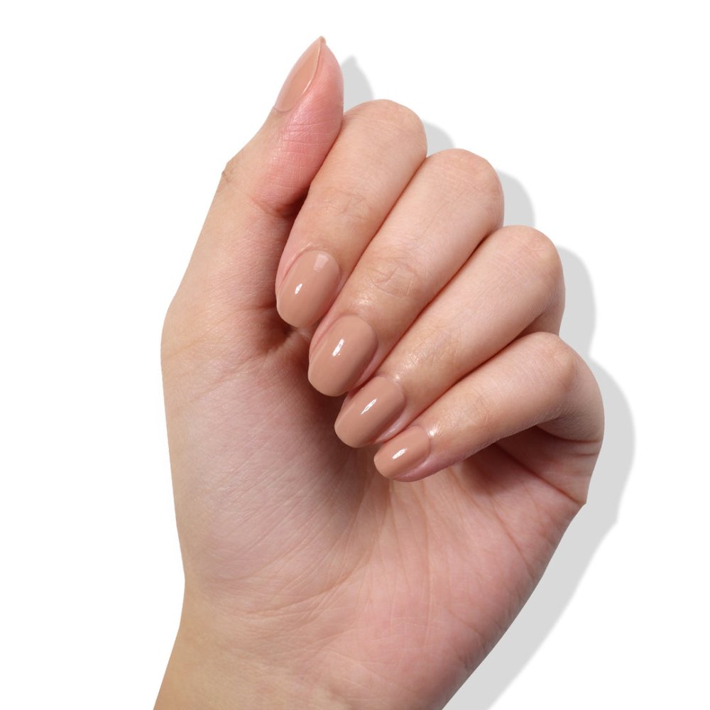Nail Veil No.6 kremowe latte na paznokciach