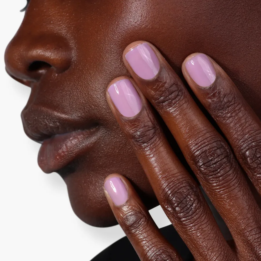 Nail Veil No.9 bzowy odcień na paznokciach, zbliżenie dłoni