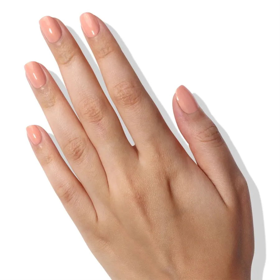 Manicure w odcieniu Lakur Amber Light
