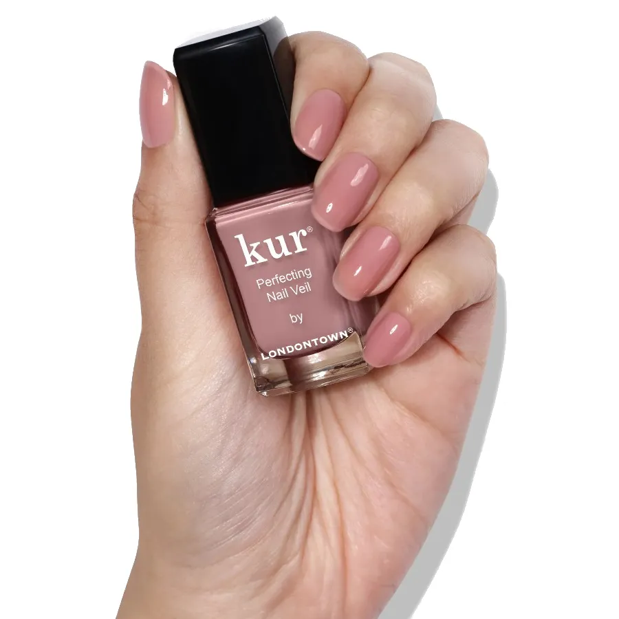Ruka s lahvičkou Nail Veil No.3 a nalakovanými nehty