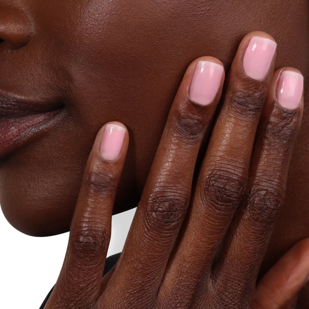 Nail Veil No.7 kwiat wiśni na paznokciach, zbliżenie dłoni