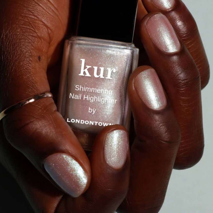 LONDONTOWN Kur Shimmering Nail Highlighter Stardust lak na nechty rozjasňujúci opál s trblietkami 12 ml