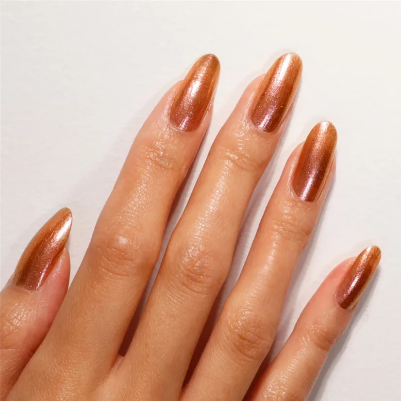 LONDONTOWN Kur Shimmering Nail Highlighter Molten lak na nehty rozjasňující měděný s třpytkami 12 ml
