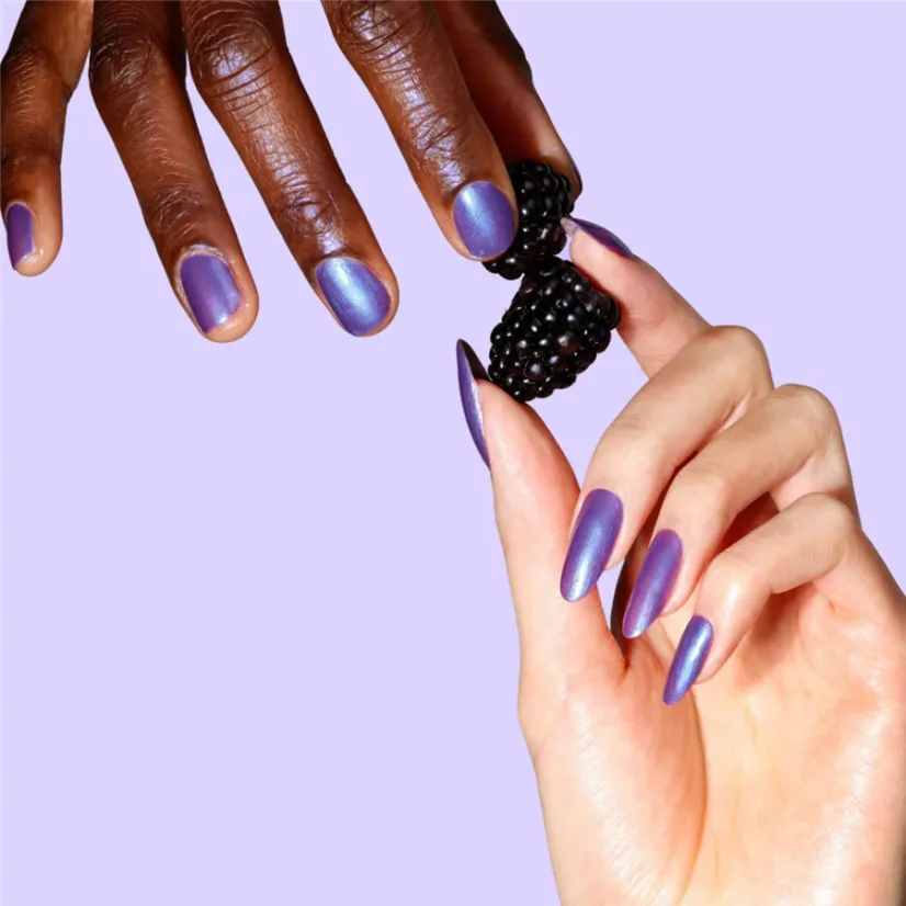 LONDONTOWN Lakur Wildberry Freeze lak na nehty modrofialové třpytky 12 ml