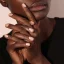 LONDONTOWN Kur Illuminating Nail Concealer Rozświetlacz do paznokci Bare beżowy 12 ml