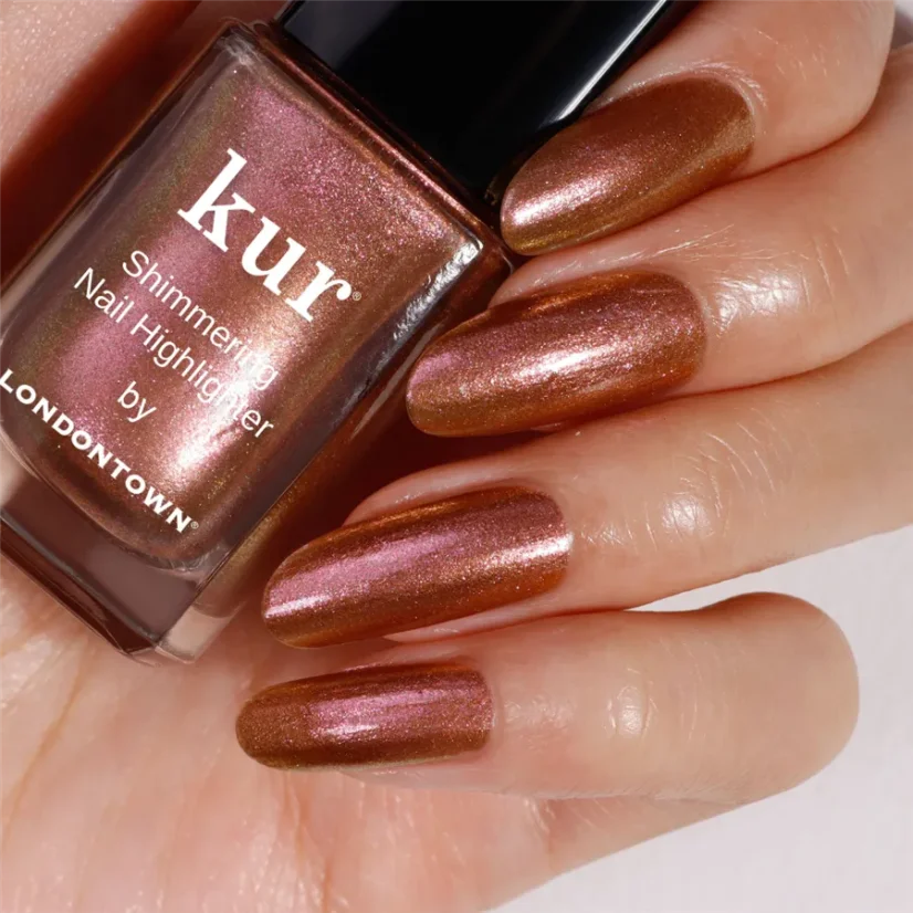 LONDONTOWN Kur Shimmering Nail Highlighter Molten lak na nehty rozjasňující měděný s třpytkami 12 ml