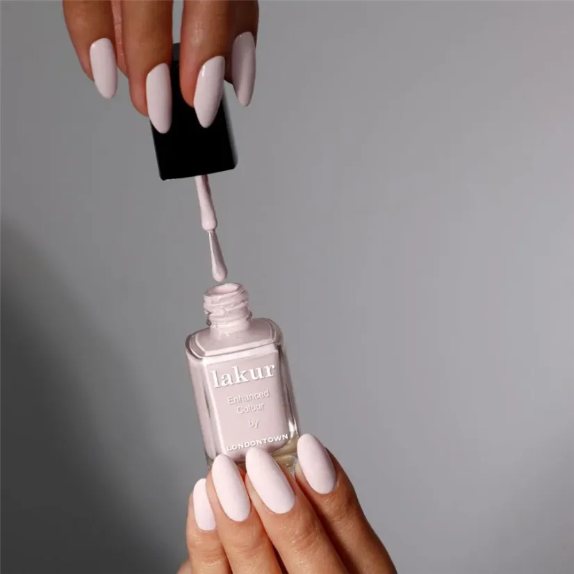 LONDONTOWN Lakur Macaroon at Noon lak na nehty pudrová růže 12 ml