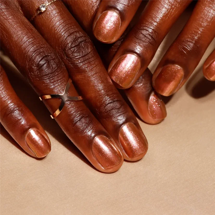 LONDONTOWN Kur Shimmering Nail Highlighter Molten lak na nehty rozjasňující měděný s třpytkami 12 ml