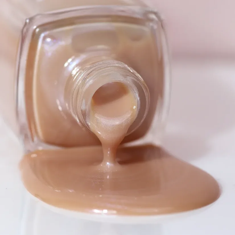 LONDONTOWN Kur Illuminating Nail Concealer Rozjasňovač nehtů Bare béžový   12 ml