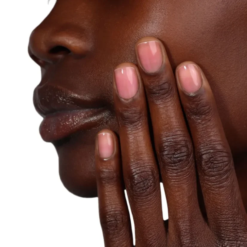 LONDONTOWN Kur Sheer Strength Nail Blush Poppy zpevňující lak na nehty průhledná šarlatová 12 ml
