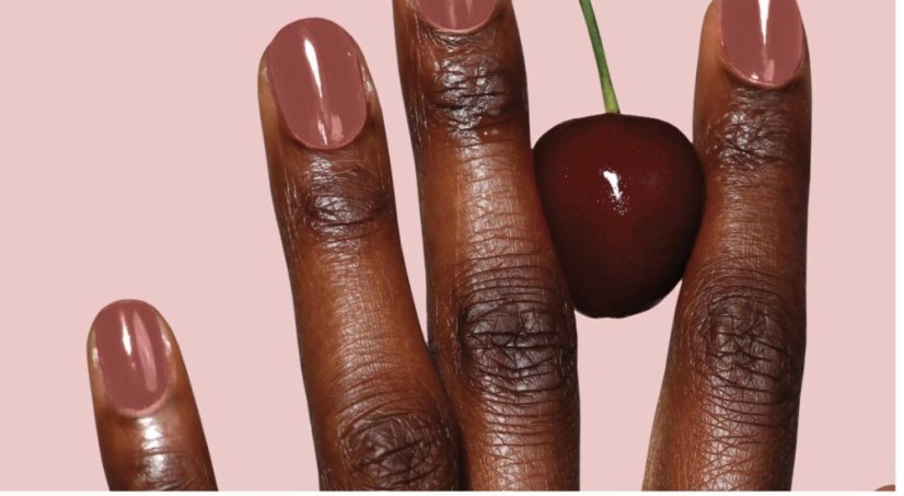 LONDONTOWN kur Nail Veil No.10 Cherry Cola spevňujúca tónovaná starostlivosť na nechty 12 ml