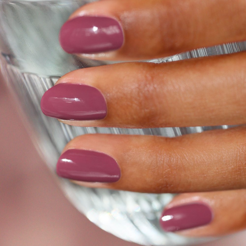 Manucurist Green Victoria Plum na nehtech