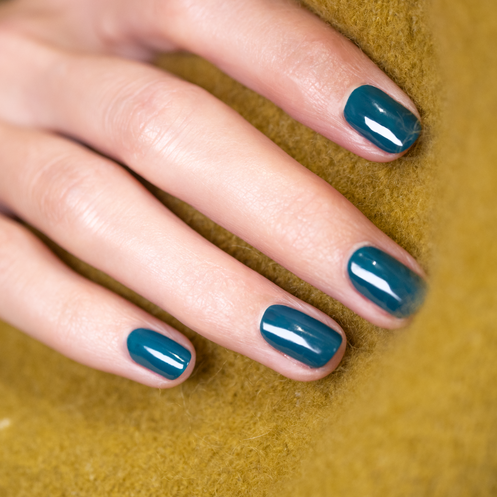 Detail odtieňa Manucurist Green Flash Dark Clover