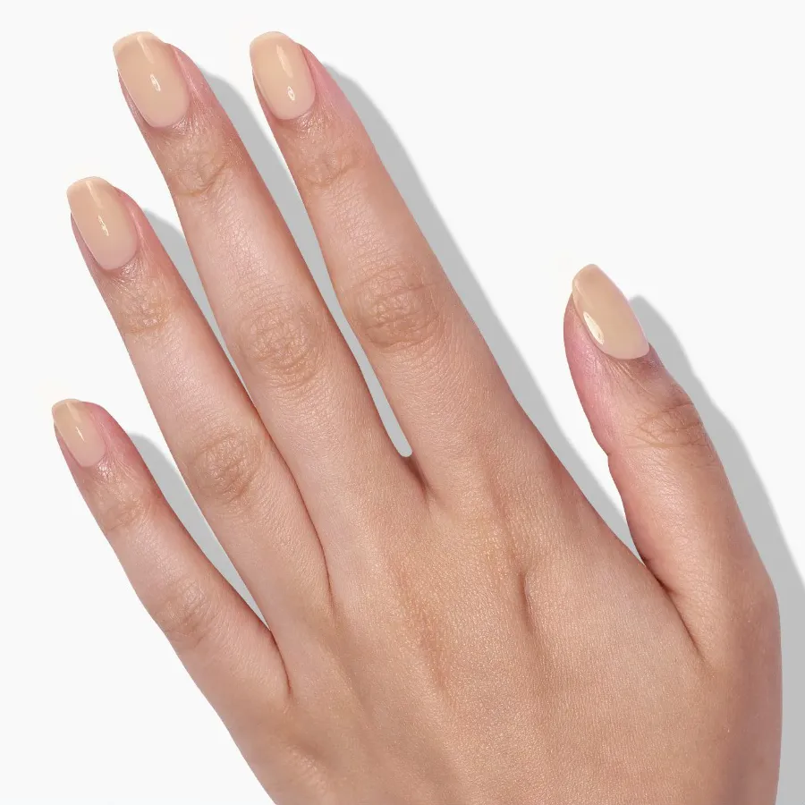 Nail Veil No.2 alabaster na paznokciach