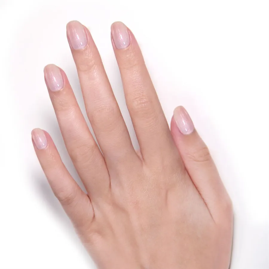 Manicure w odcieniu Lakur Princess Awaits
