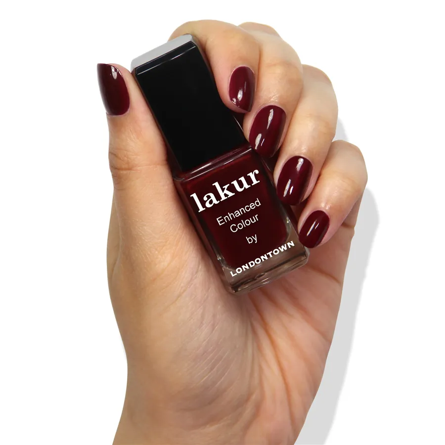 Manikúra v odstínu Lakur Elderberry